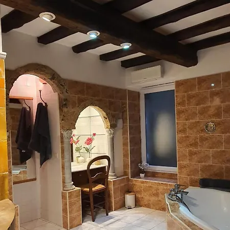 Custhom St Guilhem-le-desert Apartament *